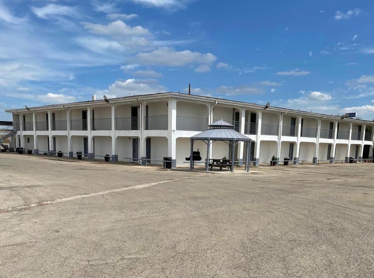 Dilley Executive Inn Extérieur photo